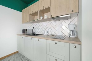 Kjøleskap, mikrobølgeovn, kokeplater og oppvaskmaskin