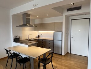 Refrigerador, microondas, horno y cafetera y tetera