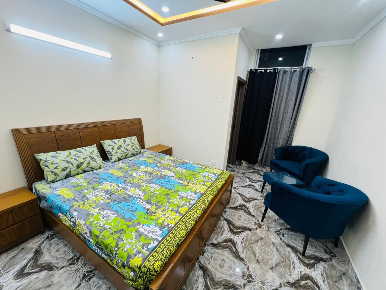 8 عدّة غرف نوم ومكواة/لوح كي وواي فاي وملاءات أسرّة