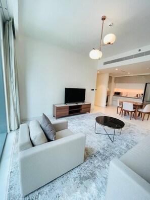 Lägenhet Deluxe - utsikt mot havsviken | Vardagsrum | LCD-tv