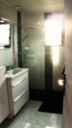 Een douche, milieuvriendelijk toiletgerief, een haardroger, handdoeken