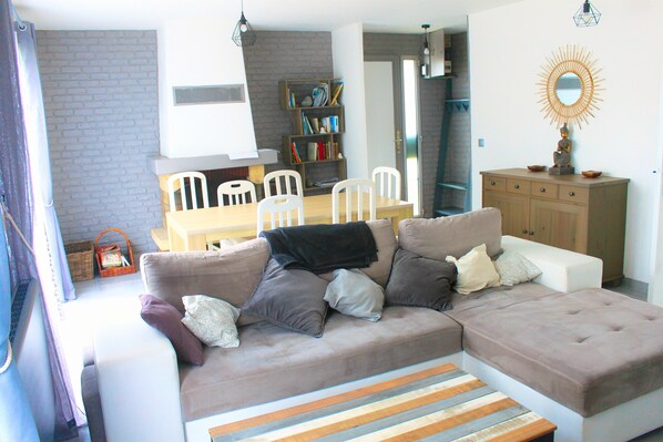 Televisie, een open haard en boeken