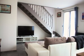 TV, fireplace, books - Welcome! Cozy House 7 min. from the Beaches (Saint-Lormel)