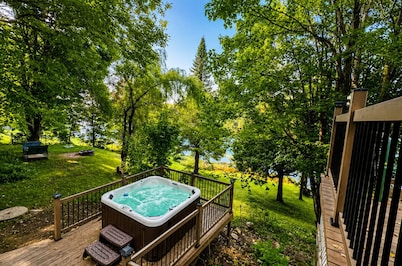 Maison bord de Lac 1h de Mtl, Spa, Foyer