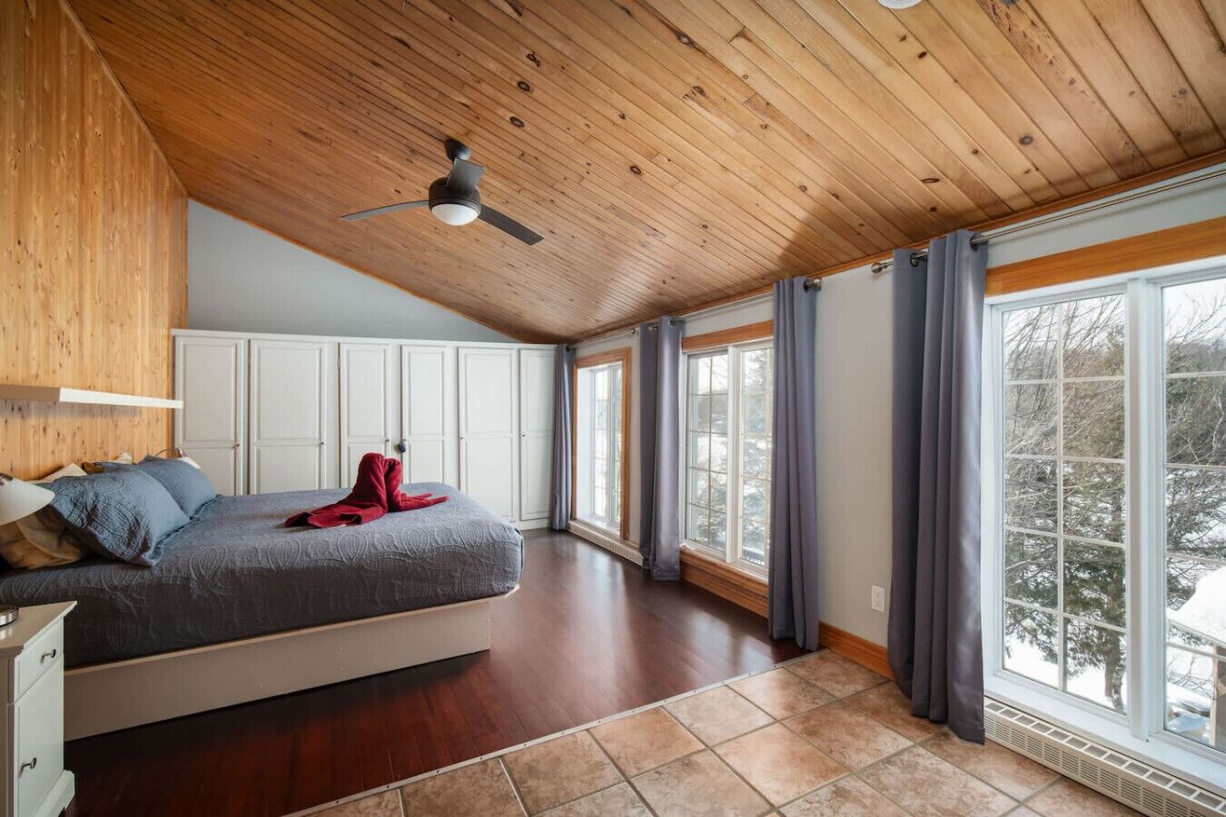 Een bureau, wifi, beddengoed