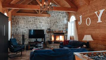 تلفزيون، مدفأة، مشغل دي في دي، مكتب