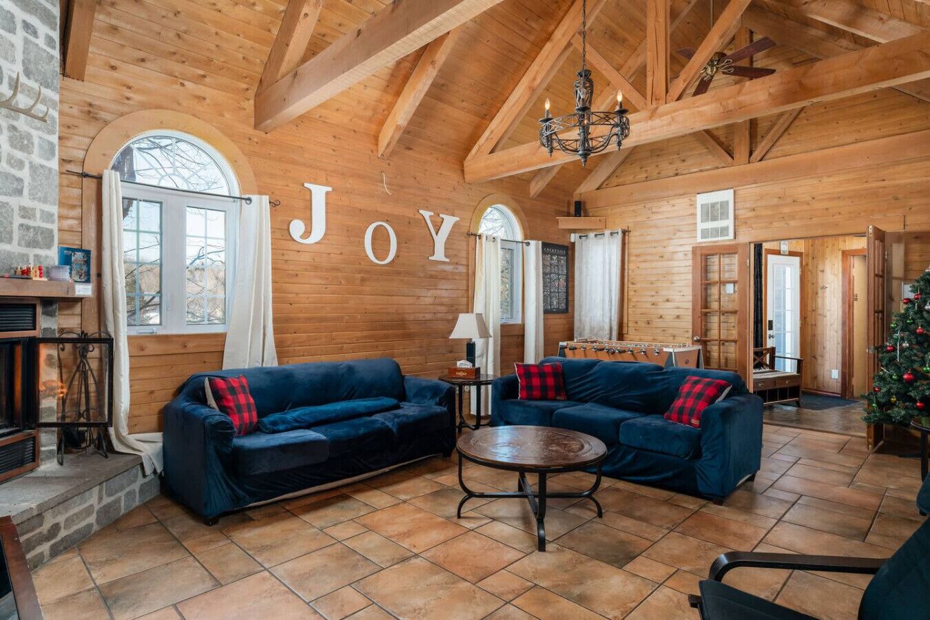 Televisio, takka, DVD-soitin, työhuone