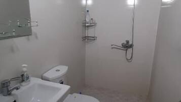 Standard Twin Room | Bathroom