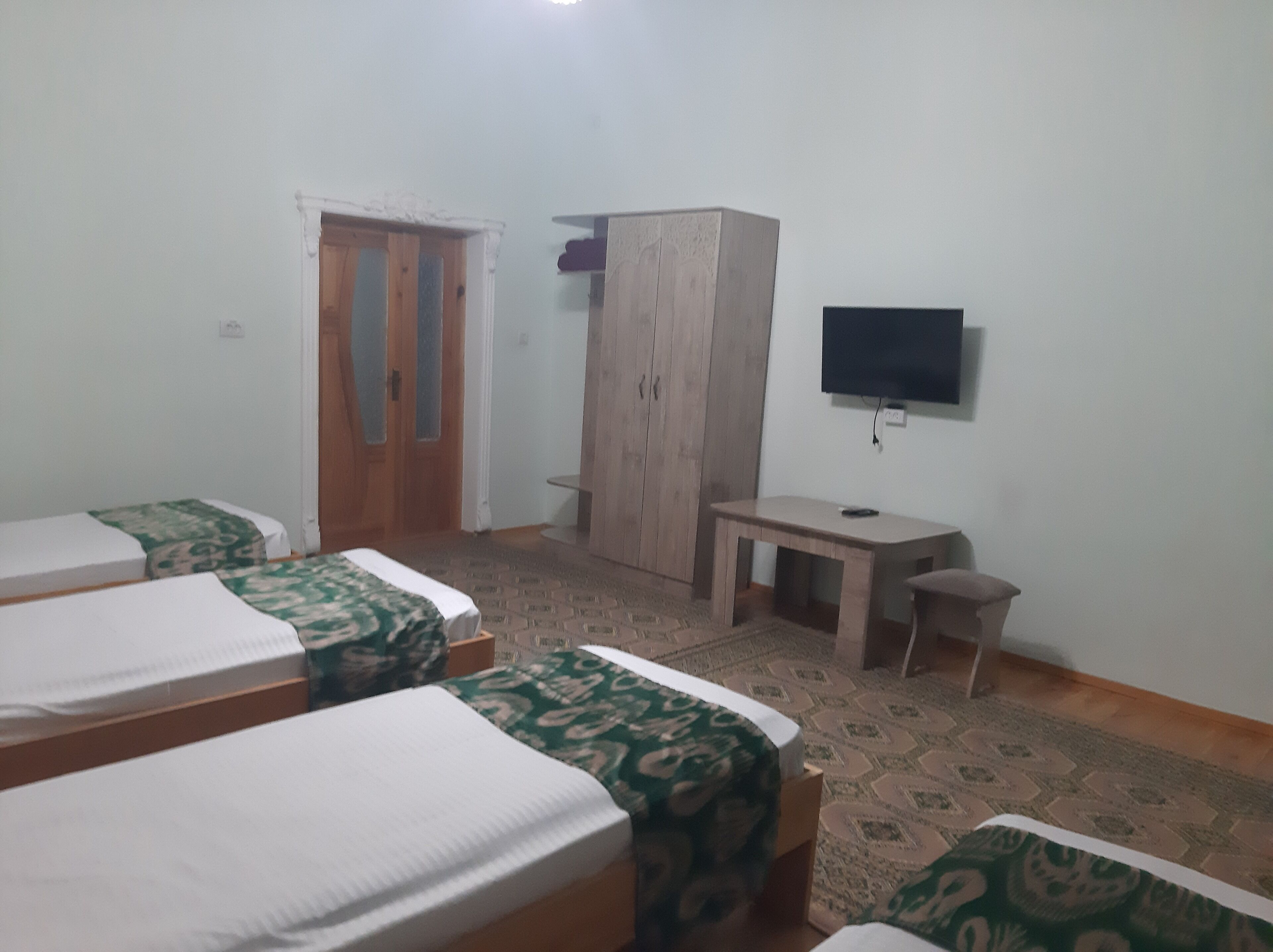 Habitación cuádruple estándar, vista a la ciudad | Escritorio, wifi gratis y ropa de cama 