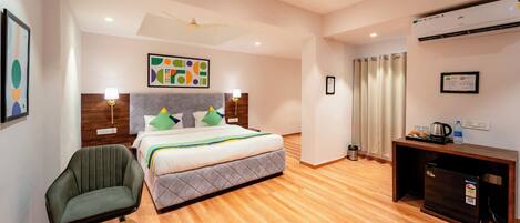 Habitación Premium | Caja de seguridad en la habitación y escritorio