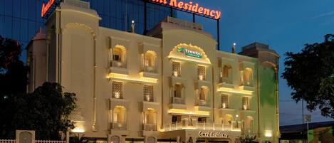 Un hotel de varios pisos con un letrero destacado que dice "Omni Residency".