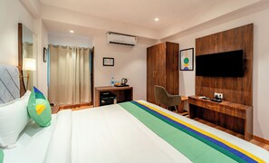 Habitación Deluxe | Caja fuerte, escritorio, tabla de planchar con plancha y ropa de cama