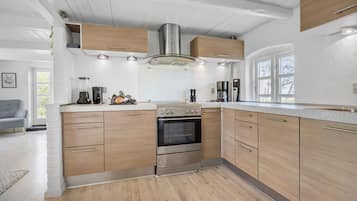 Jääkaappi, uuni, liesi, astianpesukone