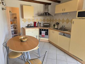 Private kitchen - Appartement de Village en Corse (Albitreccia)