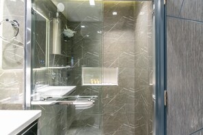 Secador de cabelo, toalhas de banho, sabonete, papel higiênico