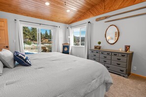 4 bedrooms, desk, free WiFi, bed sheets