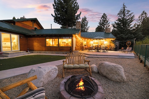 5-STAR Lakefront cabin! DOCK! GAME ROOM! 2600 sq ft w/fire pit. SLOPES/LAKE!