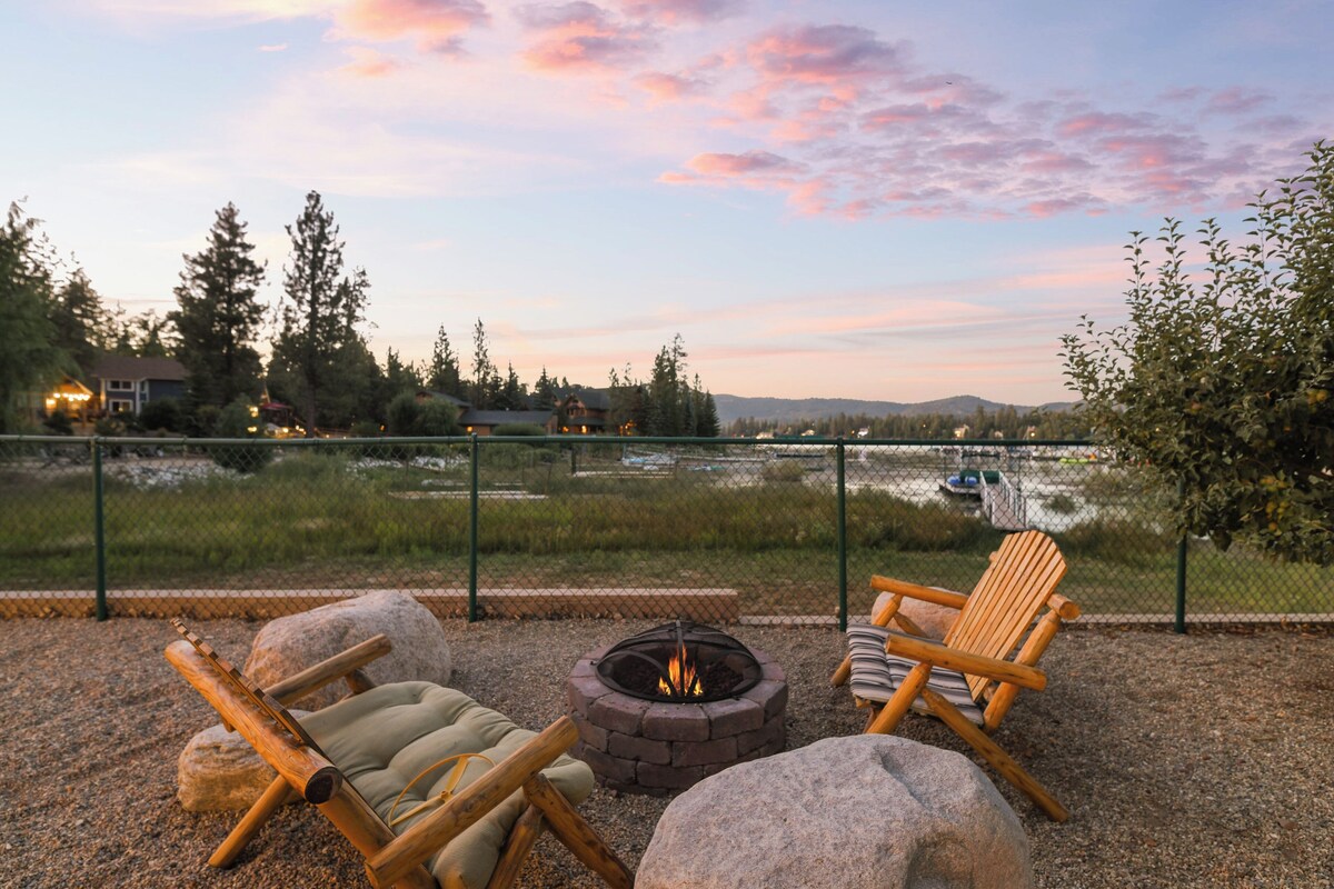 5-STAR Lakefront cabin! DOCK! GAME ROOM! 2600 sq ft w/fire pit. SLOPES/LAKE!