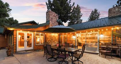 5-STAR Lakefront cabin! DOCK! GAME ROOM! 2600 sq ft w/fire pit. SLOPES/LAKE!