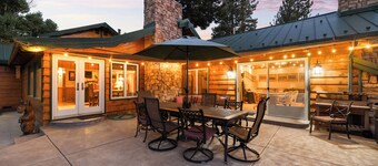 5-STAR Lakefront cabin! DOCK! GAME ROOM! 2600 sq ft w/fire pit. SLOPES/LAKE!