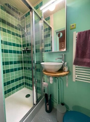 Douche, articles de toilette écologiques, sèche-cheveux