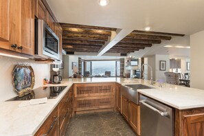 冷蔵庫、電子レンジ、オーブン、コンロ