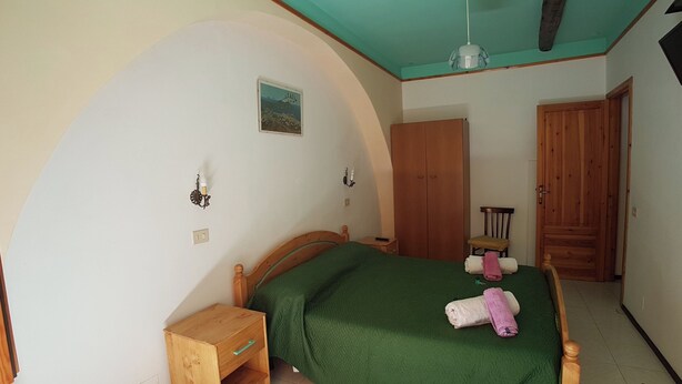 1 bedroom, desk, WiFi (free)