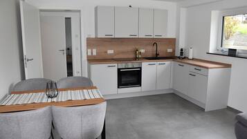 Kühlschrank, Ofen, Herdplatte, Geschirrspüler