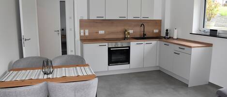 Réfrigérateur, four, plaque de cuisson, lave-vaisselle