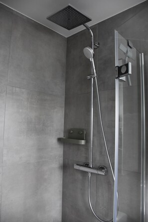 Een douche, een haardroger, handdoeken, zeep