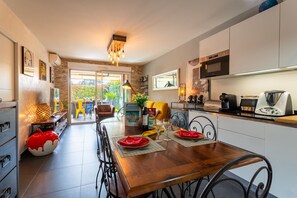 Fridge, microwave, oven, dishwasher - DOMAINE DES ROSES 3 AP4400 By Riviera Holiday Home (Niza)