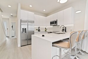 Fridge, oven, stovetop, dishwasher - Your Dream Vacation-New Stylish Home Near Disney (Clermont)