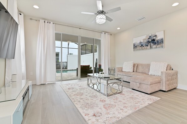 TV, offices - Your Dream Vacation-New Stylish Home Near Disney (Clermont)