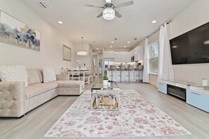 TV, offices - Your Dream Vacation-New Stylish Home Near Disney (Clermont)