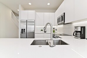 Fridge, oven, stovetop, dishwasher - Your Dream Vacation-New Stylish Home Near Disney (Clermont)