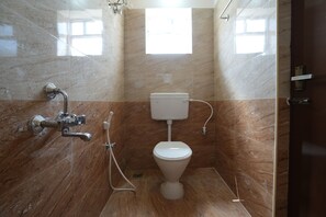 Shower, rainfall showerhead, free toiletries, towels