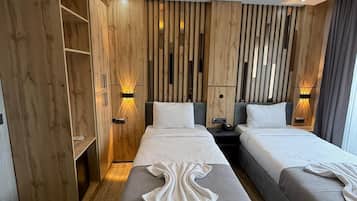 Deluxe-Zweibettzimmer | Minibar, kostenloses WLAN, Bettwäsche