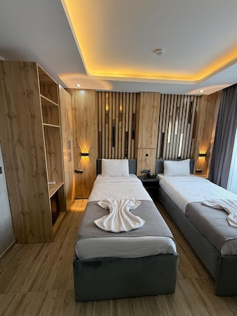 Deluxe Twin Room | Minibar, free WiFi, bed sheets