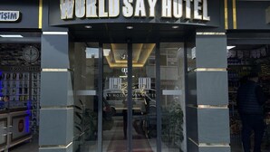 La entrada principal del Hotel Worldsay, con una alfombra roja que conduce a las puertas.