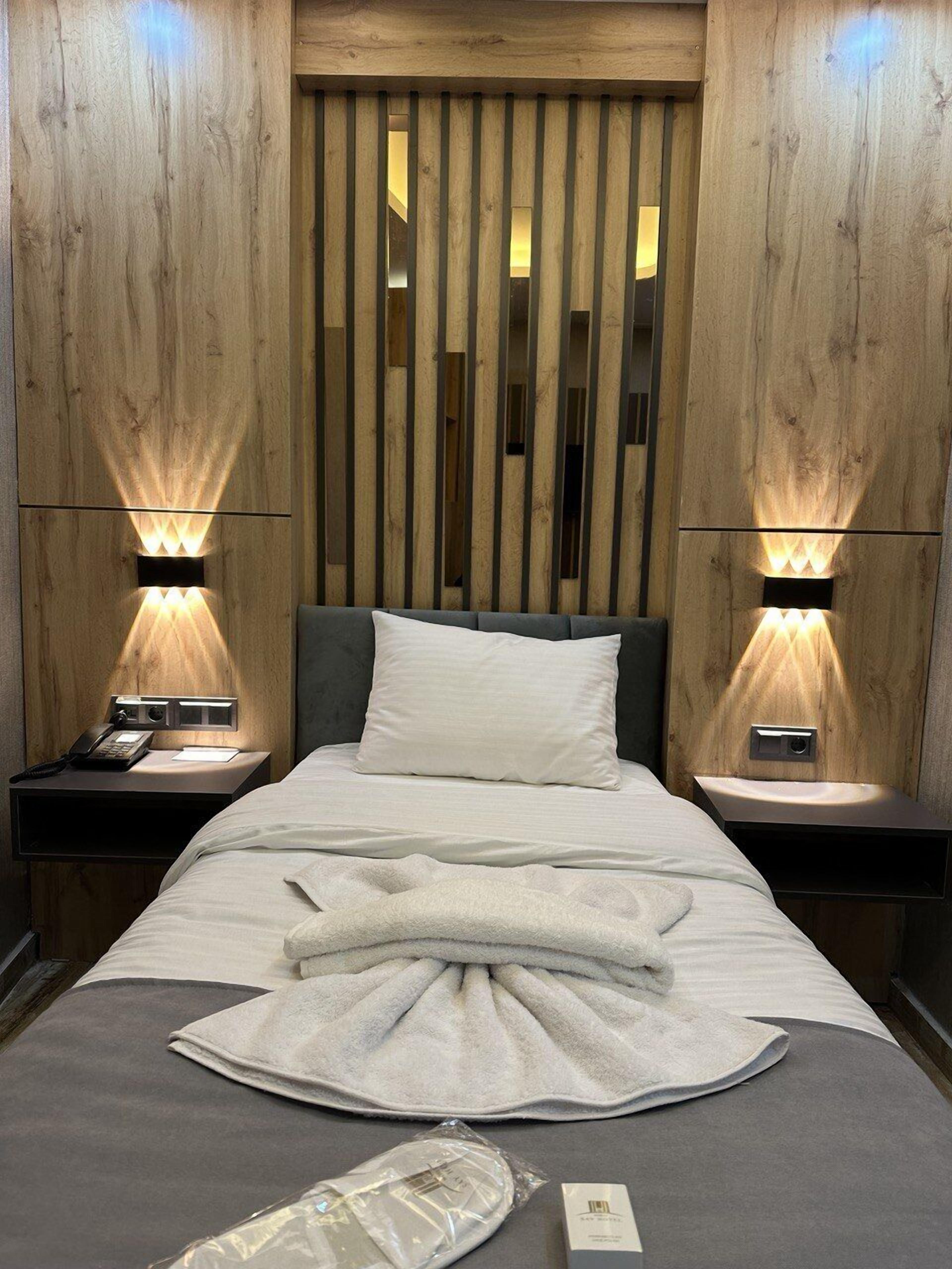 Minibar, free WiFi, bed sheets