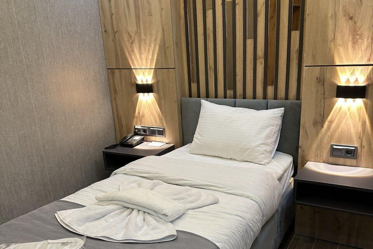 Deluxe Single Room | Minibar, free WiFi, bed sheets