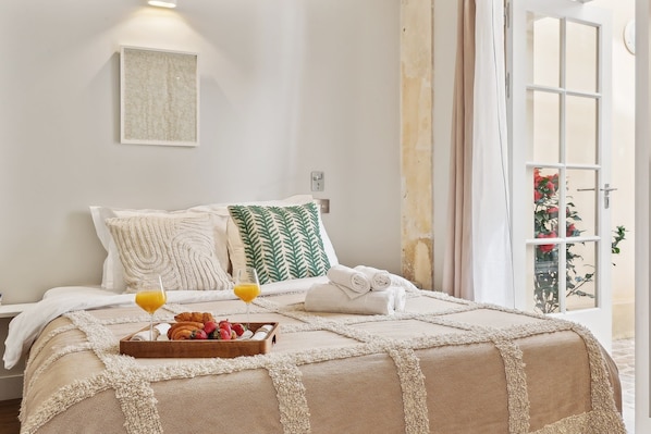 2 Schlafzimmer, Schreibtisch, Bügeleisen/Bügelbrett, Reisekinderbett