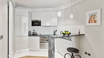 Een koelkast, een microgolfoven, een oven, een kookplaat