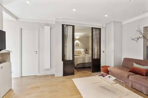 Smart TV, offices - Chic 2BR 2BA near Place des Vosges (Paris)