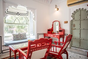 Colchones Select Comfort y espacio para trabajar con laptop