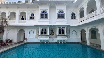 Hồ bơi ngoài trời