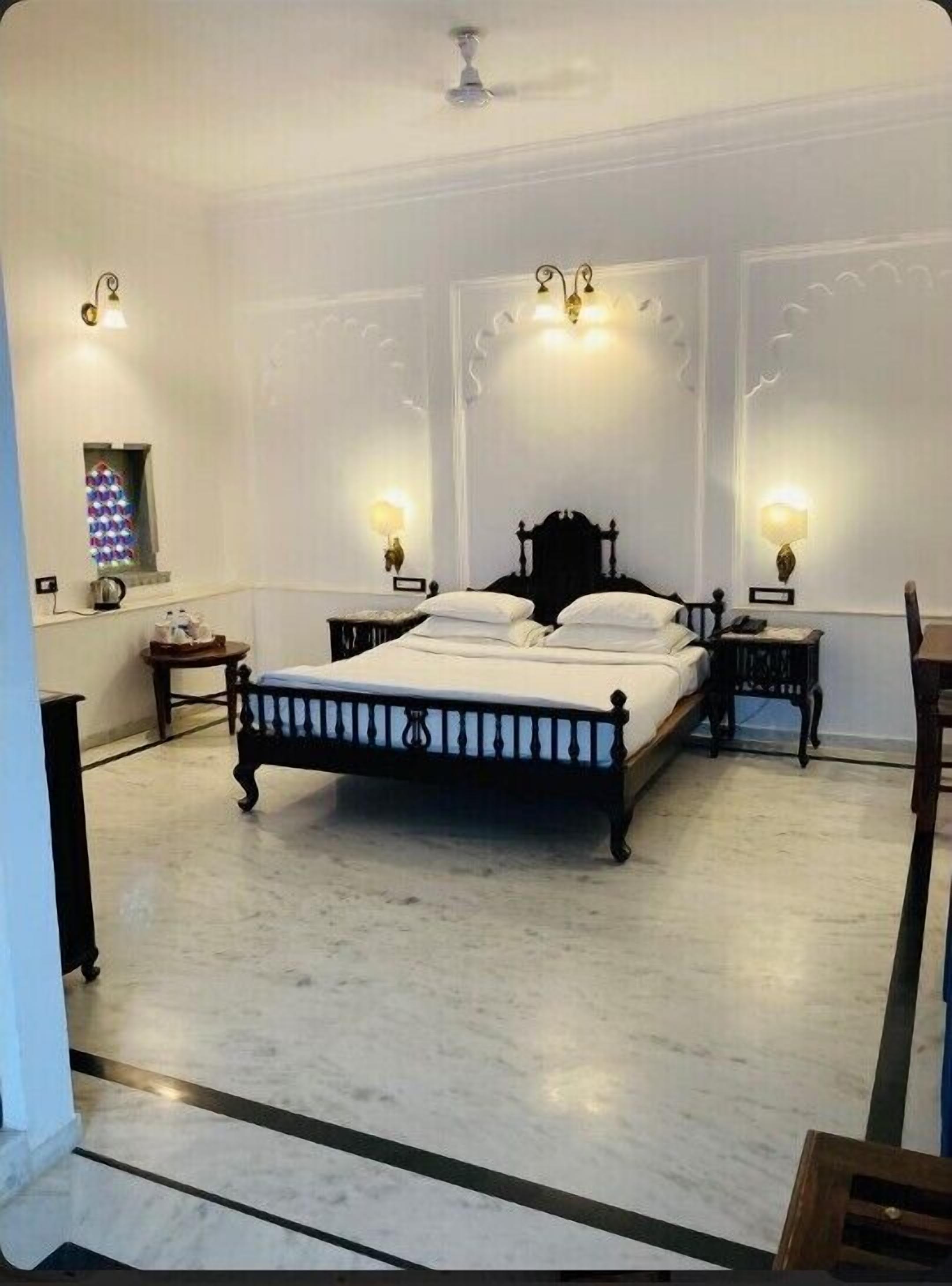 Haveli Room | Camas Select Comfort, espaço de trabalho para notebook