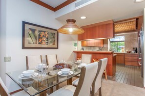 Dining - Oceanside 2bdrm Condo, Walk to the Beach! (Kamuela)