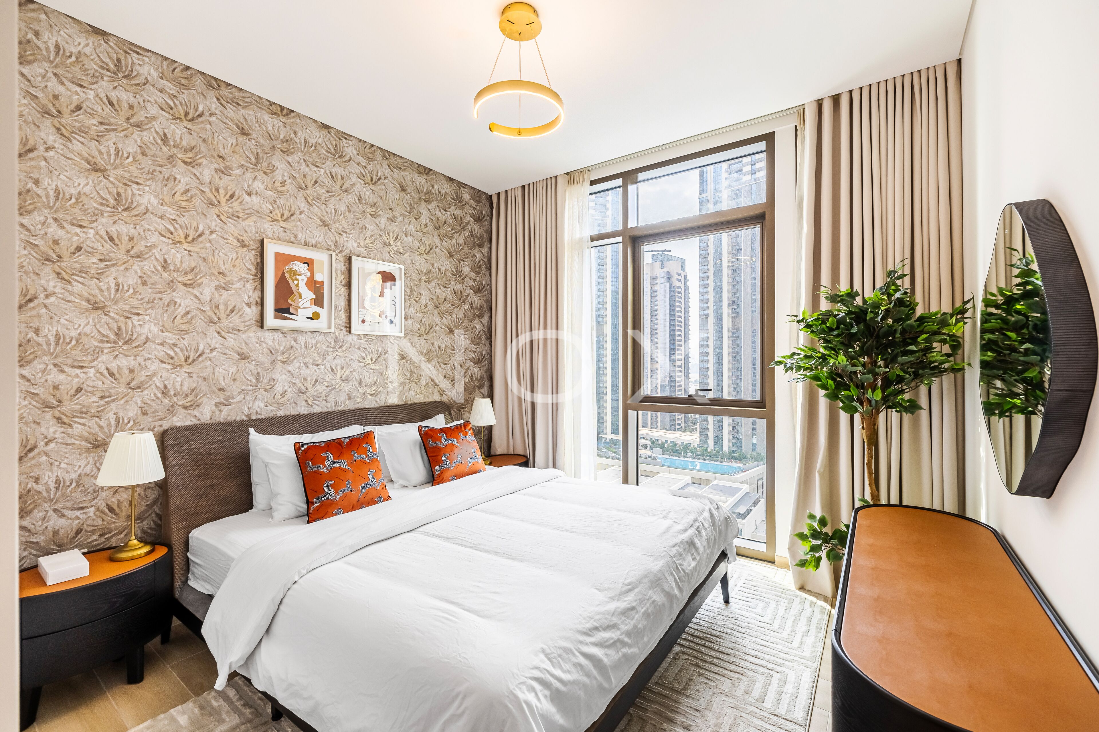 Ein modernes Hotelzimmer mit einem großen Bett, einem Nachttisch, einem Schreibtisch, einer Topfpflanze und einem großen Fenster mit Blick auf die Stadt.