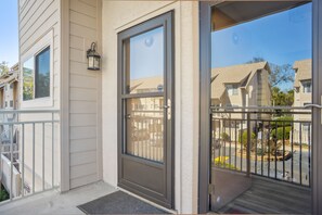 Exterior detail - Courtside 62 - Spacious 3BR - Pool/Lagoon View - Short Walk to Beach (Hilton Head Island)